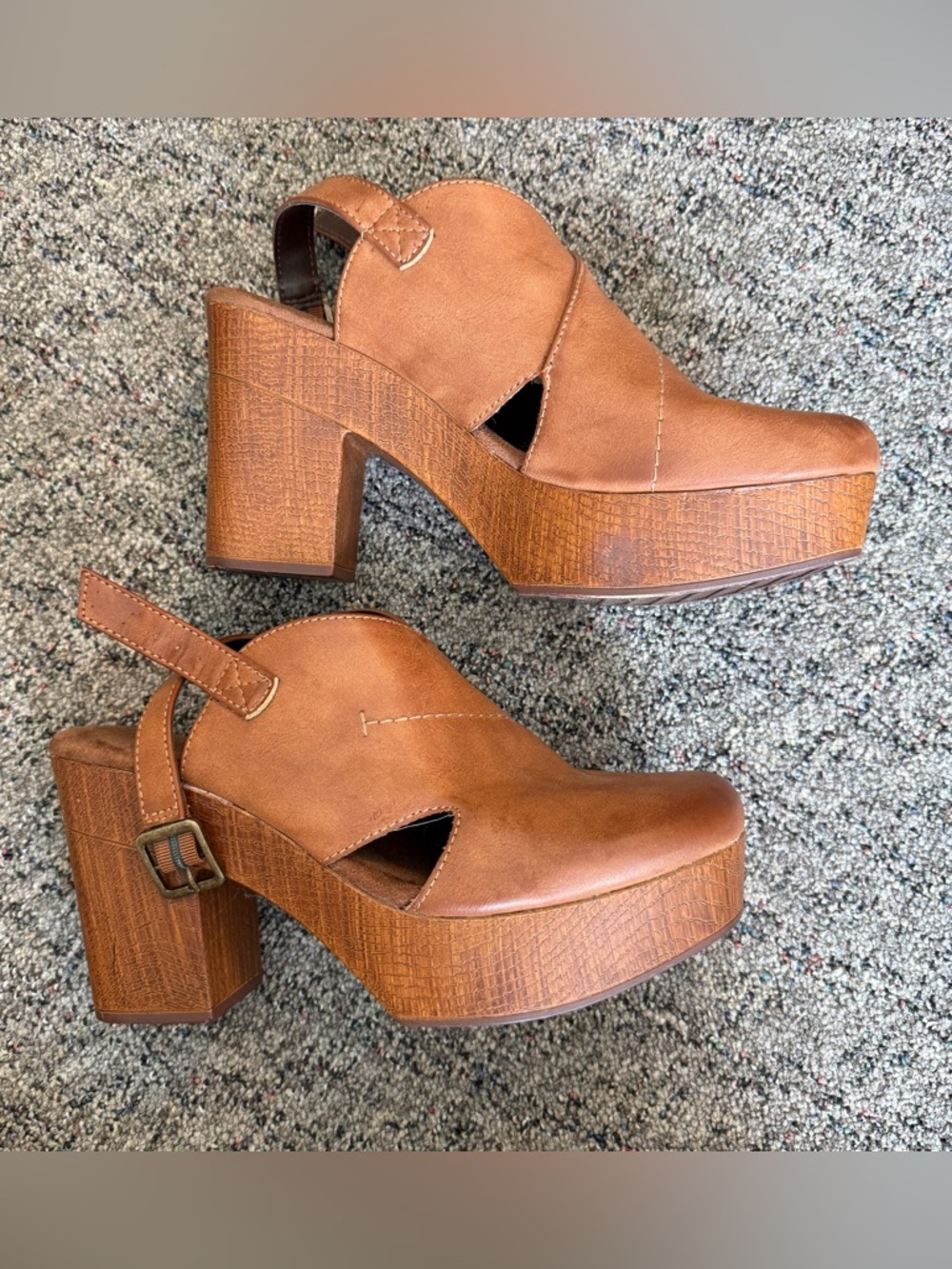 White Mountain Thalia Platform Heel Clogs